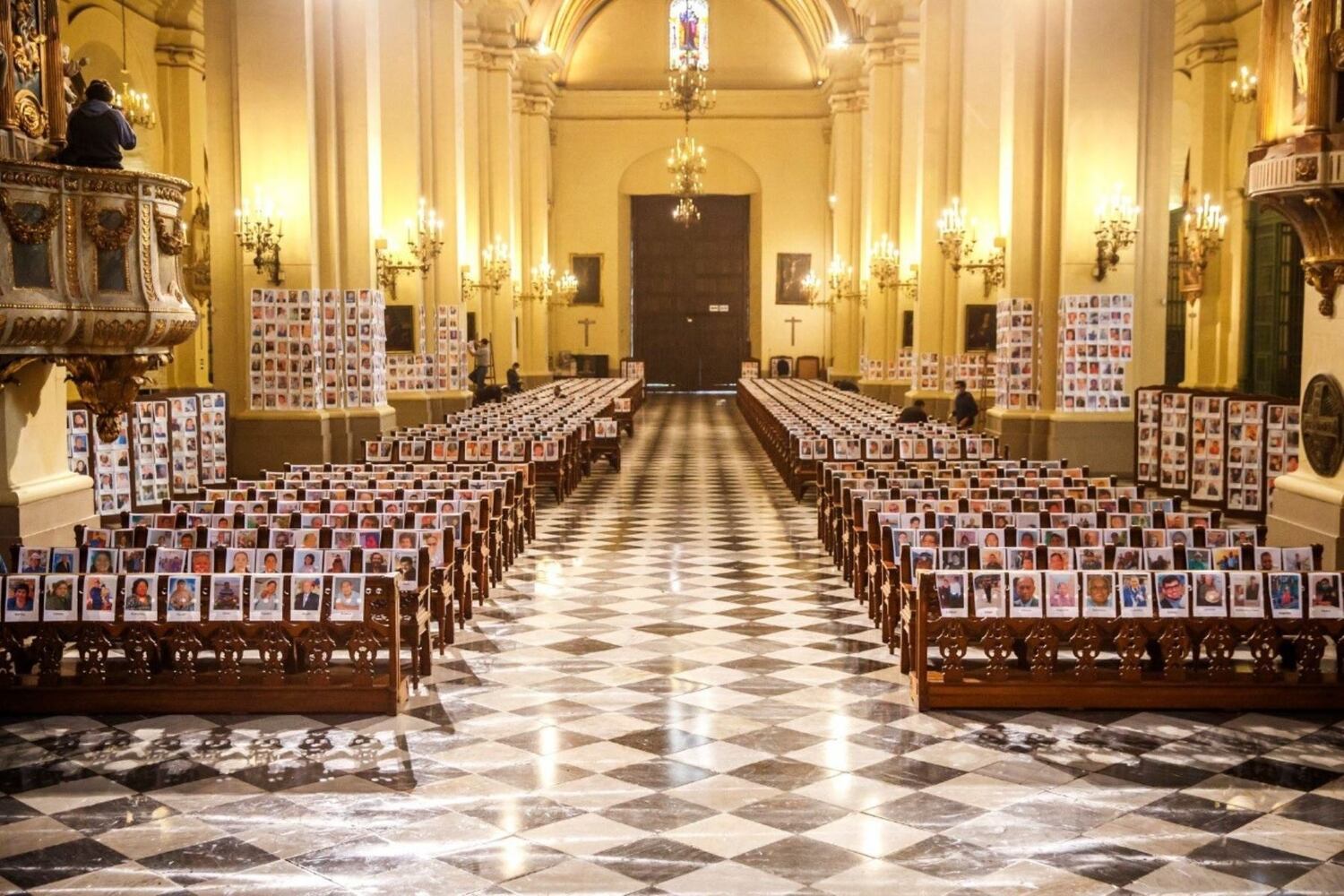 Retratos de fallecidos por covid-19 en una misa este sábado en la Catedral de Lima.