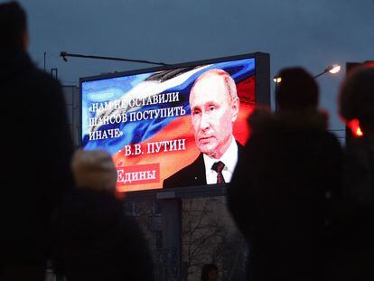 Una pantalla exhibe en San Petersburgo, el viernes, el rostro de Putin y una frase del discurso con el que anunció el ataque a Ucrania: "No tuvimos otra opción que actuar de manera diferente".