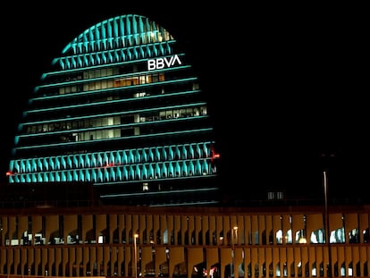 Edificio La Vela de BBVA iluminada de verde.