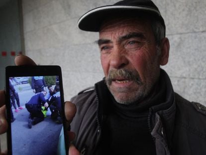 El padre de la víctima muestra una foto de la detención.