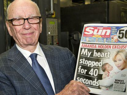 Rupert Murdoch con un ejemplar de &#039;The Sun&#039;.