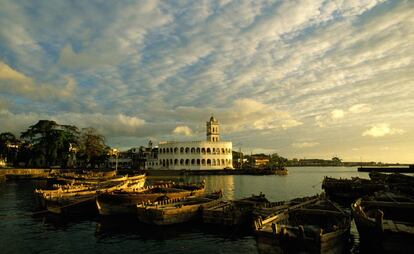 Atardecer en puerto de Moroni, en Comoras.