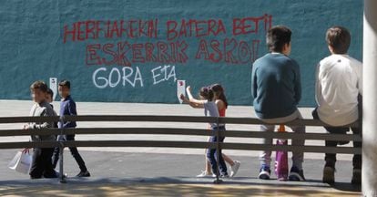 Una pintada con el mensaje &#039;Siempre con el pueblo. Gracias. Gora ETA&#039; en el front&oacute;n de Hernani (Gipuzkoa).