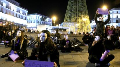 Varias jóvenes protestan contra la violencia machista en la Puerta del Sol de Madrid, en el Día Internacional para la Eliminación de la Violencia contra las Mujeres, en 2015.