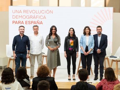 La candidata de CS al Ayuntamiento de Madrid, Begoña Villacís (tercera por la izquierda), y la portavoz en el Congreso del partido (tercera por la derecha), en el acto de este jueves en Madrid.