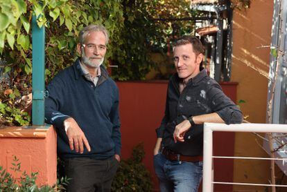 El director Agustí Crespi y el guionista Jacobo Delgado, en la sede del Grupo Ganga. 