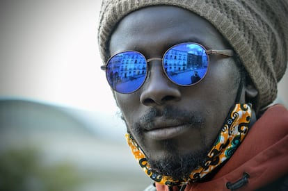 Retrato de Djibril Diop, senegalés residente en España desde 2006.