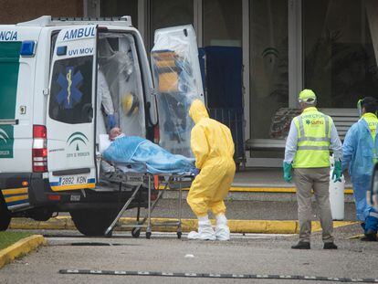 Los ancianos de la residencia de Alcalá del Valle llegan a un centro en La Línea (Cádiz).