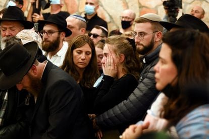 Familiares y amigos lloran durante el funeral de Eliyahu David Kay en Jerusalén, después de ser asesinado por un miembro de Hamás.
