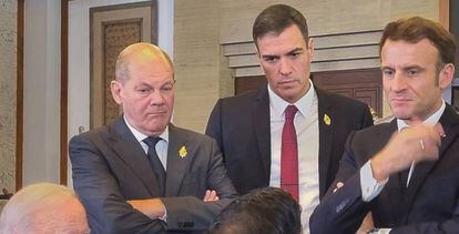 De pie y de izquierda a derecha, el canciller alemán, Olaf Scholz; el presidente español, Pedro Sánchez, y el presidente francés, Emmanuel Macron, durante la reciente cumbre del G20.