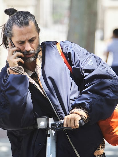 Hugo Silva posa? para ICON con chaqueta y pantalón PRADA.