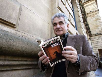 El escritor Bernardo Atxaga sujeta su nueva obra en San Sebastián.