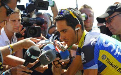 Contador atiende a los medios en la salida de Huesca.
