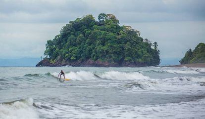 Un joven surca las olas del Pacífico colombiano.