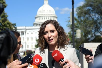 La presidenta de la Comunidad de Madrid, Isabel Díaz Ayuso, atiende a los periodistas hoy después de su reunión con el Caucus Hispano el pasado jueves.