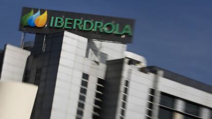 Logo de Iberdrola en su sede de Madrid.