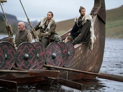 Sam Corlett, Lujza Richter y Leo Suter, en el sexto capítulo de 'Vikingos: Valhalla'.