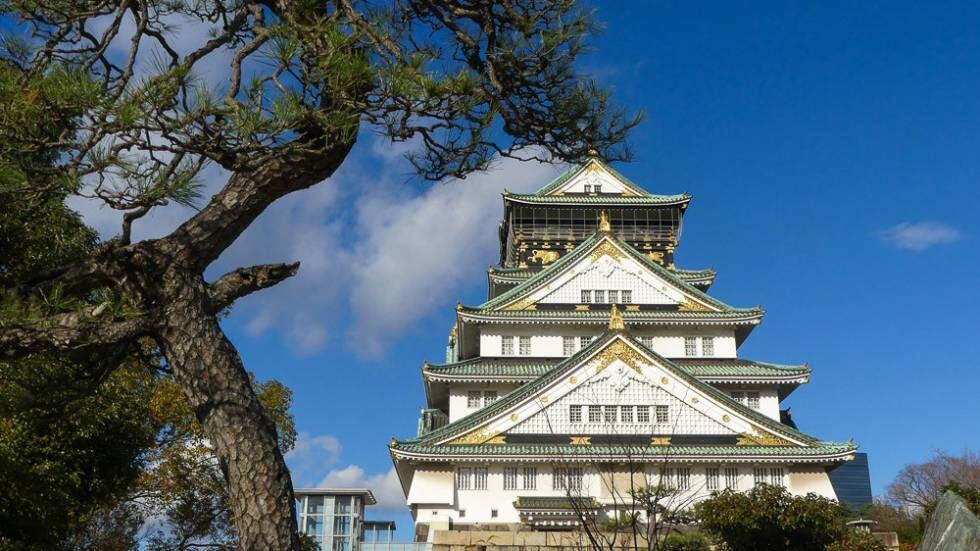 Una imagen de la torre del Castillo de Osaka, con su fachada actual en blanco. En la miniserie de Disney+ aparece en negro, como ocurría en el oscuro periodo Sengoku en el que se ambienta su trama.
