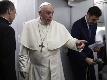 Foto: Francisco se dirige a los periodistas en el avión papal tras despegar de Ciudad de Panamá. / Vídeo: Declaraciones del Papa Francisco.