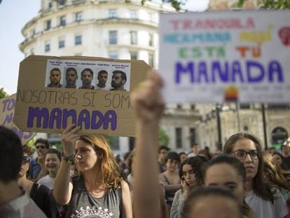 Concentración, en Sevilla en abril de 2018, en protesta por la sentencia condenatoria a nueve años de cárcel a los miembros de La Manada. 