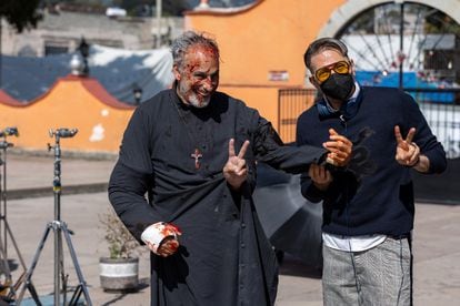 El actor Julio Bracho y el productor Pablo Guisa durante la grabación de la película 'La Exorcista' del director Adrián García Bogliano.