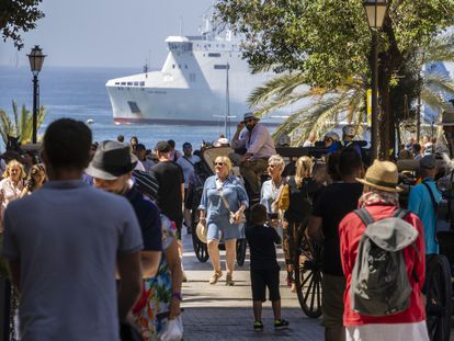 Varios turistas paseaban este pasado martes por Palma.