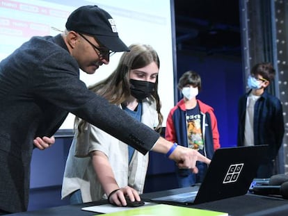 Hadi Partovi, CEO fundador de Code.org, en un taller de programación con niños en Madrid. 