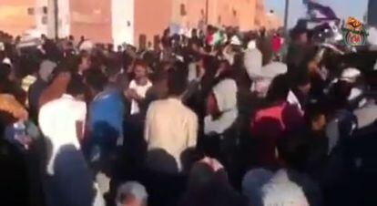Cientos de saharauis se dan cita junto a la avenida Smara, en un fotograma de un v&iacute;deo grabado por uno de los asistentes.