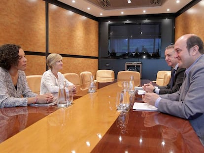 Un momento de la reuni&oacute;n entre el PNV y Podemos.