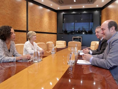 Un momento de la reunión entre el PNV y Podemos.