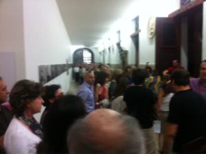 Cola de gente que espera la apertura del Aula Magna, tras llenarse el Paraninfo, para escuchar a Paul Preston
