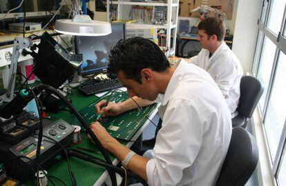 Ingenieros fabrican los chips fotónicos de silicio que procesan la información.