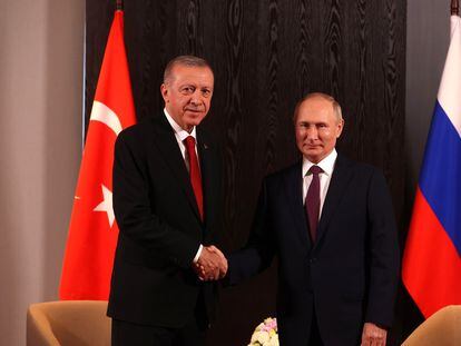 Recep Tayyip Erdogan, a la izquierda, estrecha la mano de Vladímir Putin, este viernes durante la cumbre de la Organización de Cooperación de Shanghái celebrada en Samarcanda (Uzbekistán).