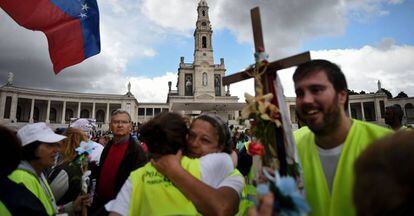 Dos peregrinos se abrazan a su llegada a la catedral Fátima, este jueves.