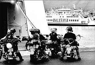Un grupo de motoristas espera para embarcar en el transbordador que enlaza el puerto de Denia (Alicante) con Ibiza.