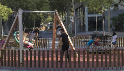 Una família en un dels parcs de la superilla.