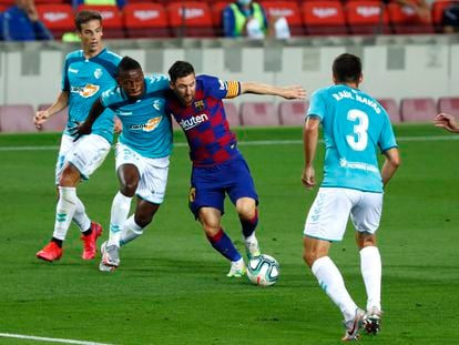 Messi frente a Estupiñán, en el Barcelona-Osasuna.