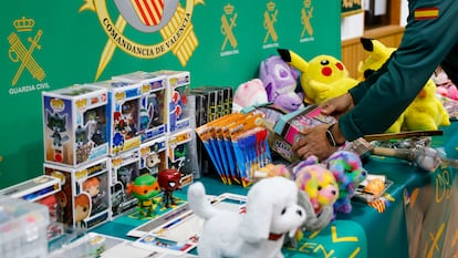 Varios juguetes falsificados intervenidos en una de las operaciones llevadas a cabo por la Guardia Civil antes de la campaña de Navidad de 2023.
