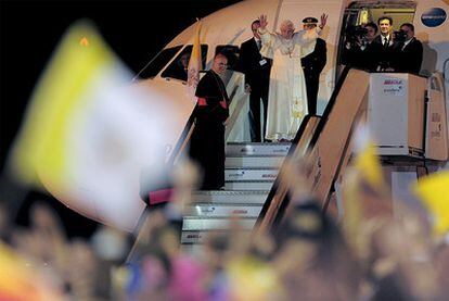 Benedicto XVI ha dirigido un último saludo a los fieles que estaban en el aeropuerto de Barcelona antes de entrar en el avión que le ha llevado de regreso a Roma. Una despedida que el Papa ha señalado que es un hasta luego. El año que viene visitará Madrid para reunirse con los jóvenes católicos.