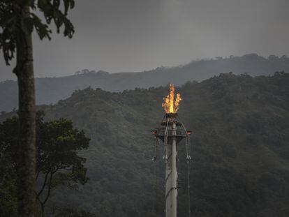 La chimenea de una refinería de petróleo en Colombia.