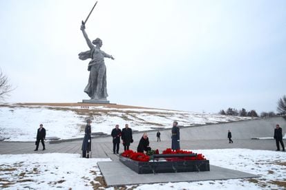 El presidente ruso, Vladímir Putin, visita el complejo conmemorativo de la II Guerra Mundial Mamáyev Kurgán, en Volgogrado, el jueves 2 de febrero.