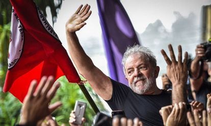 Lula da Silva saluda a sus seguidores en São Bernardo do Campo, el 9 de noviembre de 2019.
