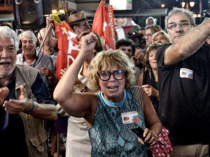 Partidarios de Syriza celebran los resultados en Atenas.