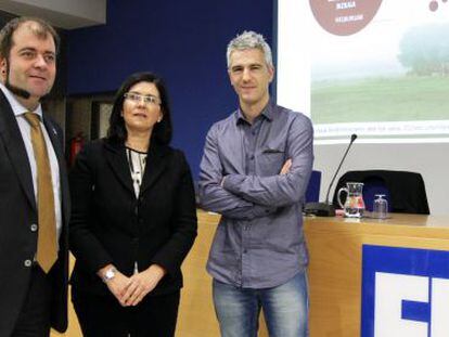 De izquierda a derecha, Xabier Legarreta, Izaskun Landaida e Ibon Uribe este jueves en la sede de Eudel en Bilbao.