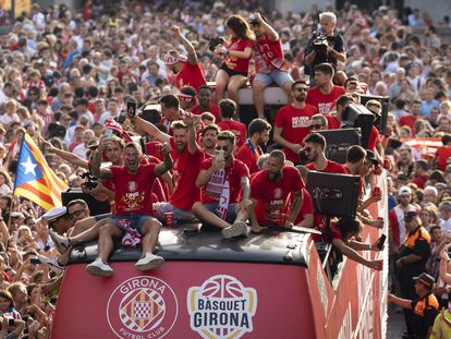 Los jugadores del Girona FC y del Bàsquet Girona celebran con la afición el ascenso, el pasado 20 de junio.