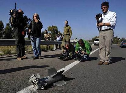 Periodistas observan los restos de un cohete disparado por los militantes palestinos desde Gaza y que impactó cerca de Sderot, en el sur de Israel