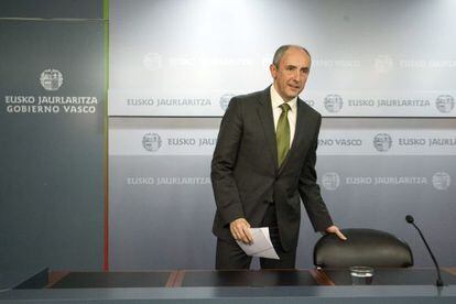 Josu Erkoreka, durante una rueda de prensa como portavoz del Gobierno vasco.