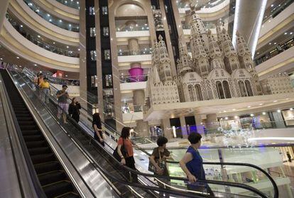 La maqueta suspendida de la Sagrada Familia, en el interior del centro comercial chino.