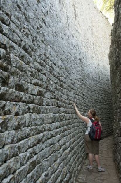 Paso entre dos de los muros de Great Zimbabwe.