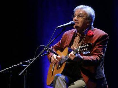 Caetano Veloso durante un concierto en Oporto.